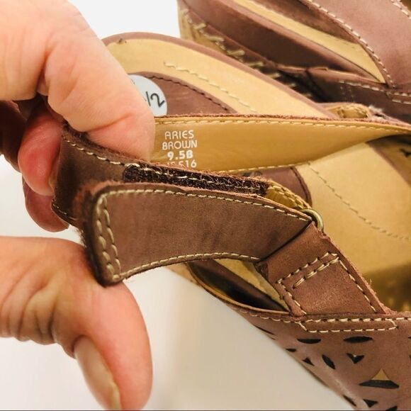 Earth Aries Brown Leather Wedge Comfort Sandals Lasercut 9.5 B - Picture 11 of 11